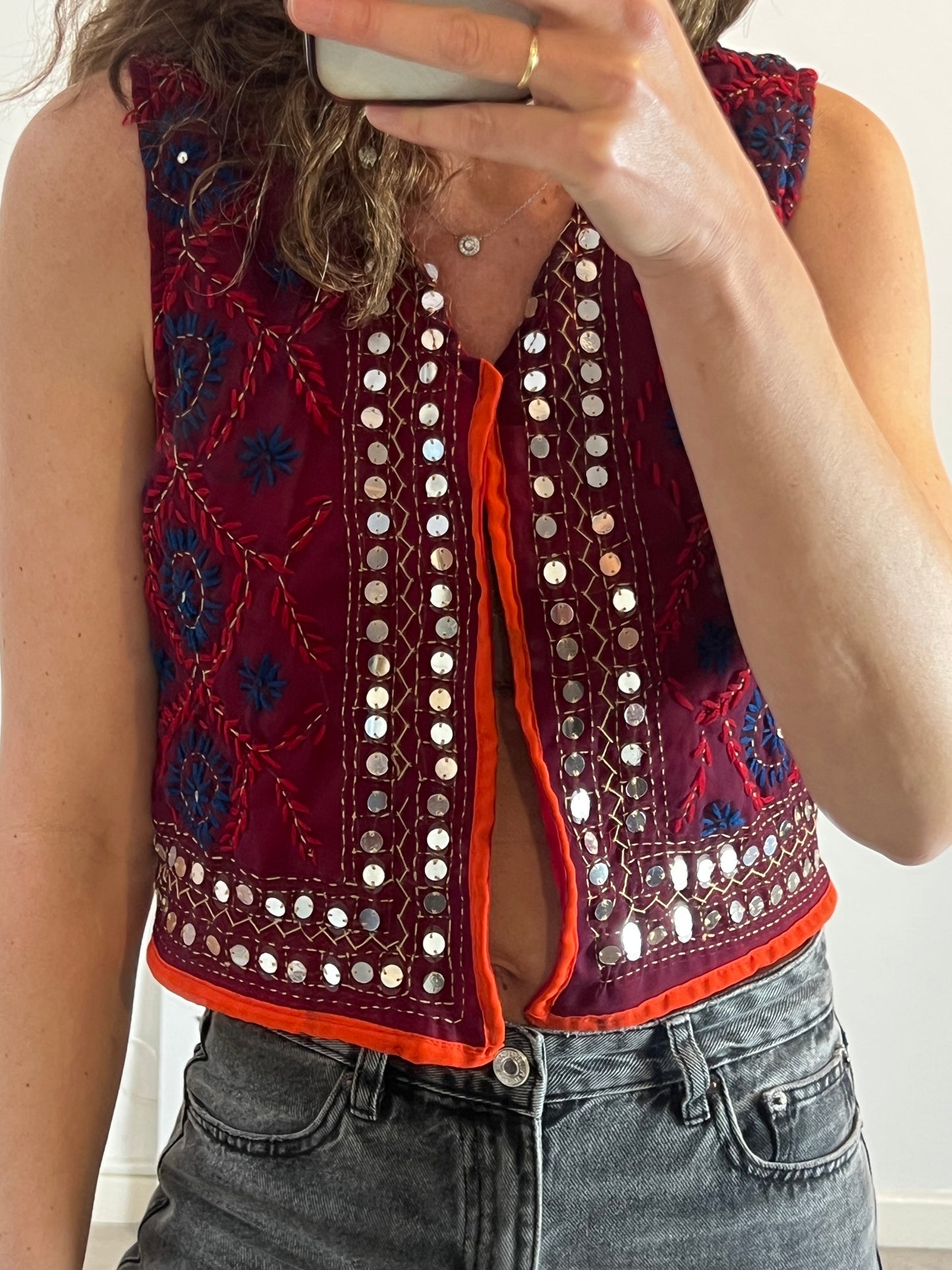 OTRAS. Chaleco bordados tonos rojos. T S/M