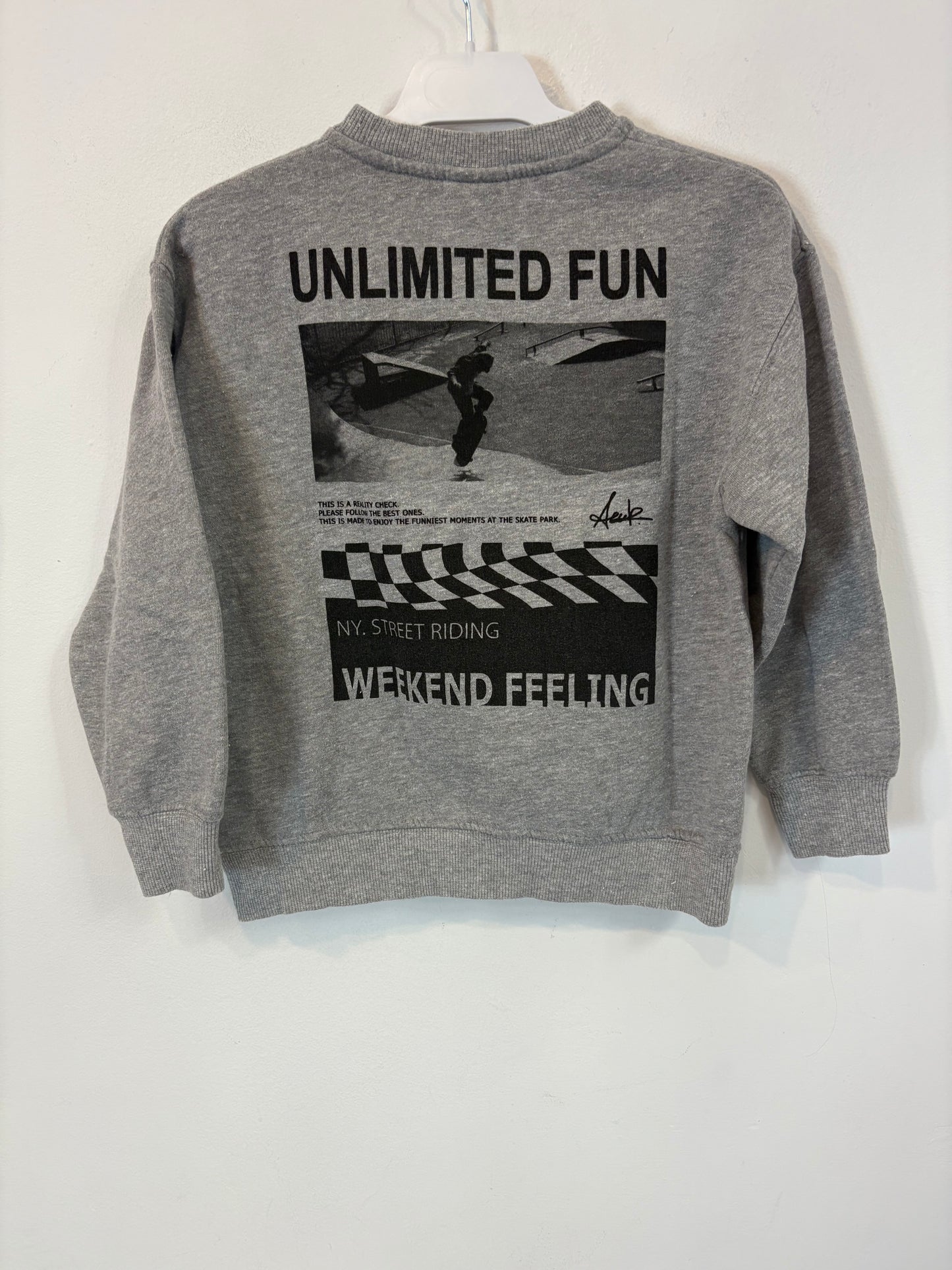 ZARA. Sudadera gris letras. T 7 años