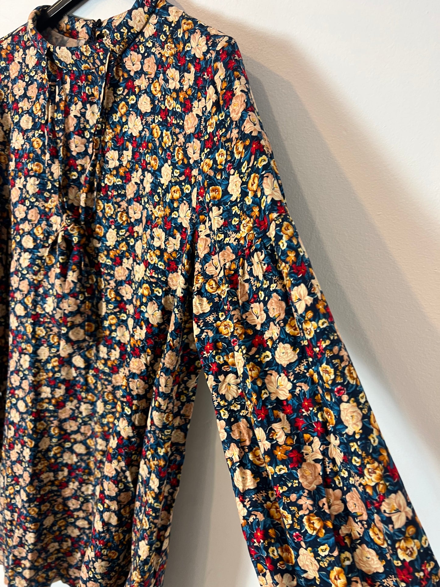 ZARA. Vestido corto azul flores T.m