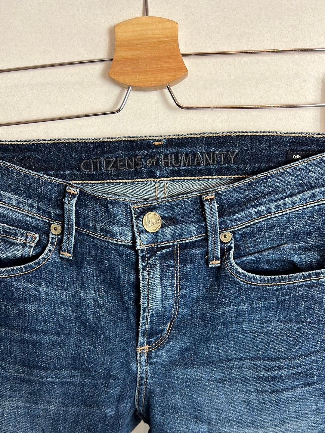 CITIZENS OF HUMANITY. Mid-waist flared denim. T 27(36)