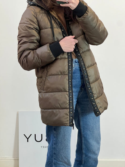 IKKS. Plumas verde detalle tachuelas