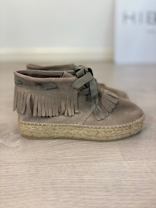 HOPIS. Botines piel esparto. T 39