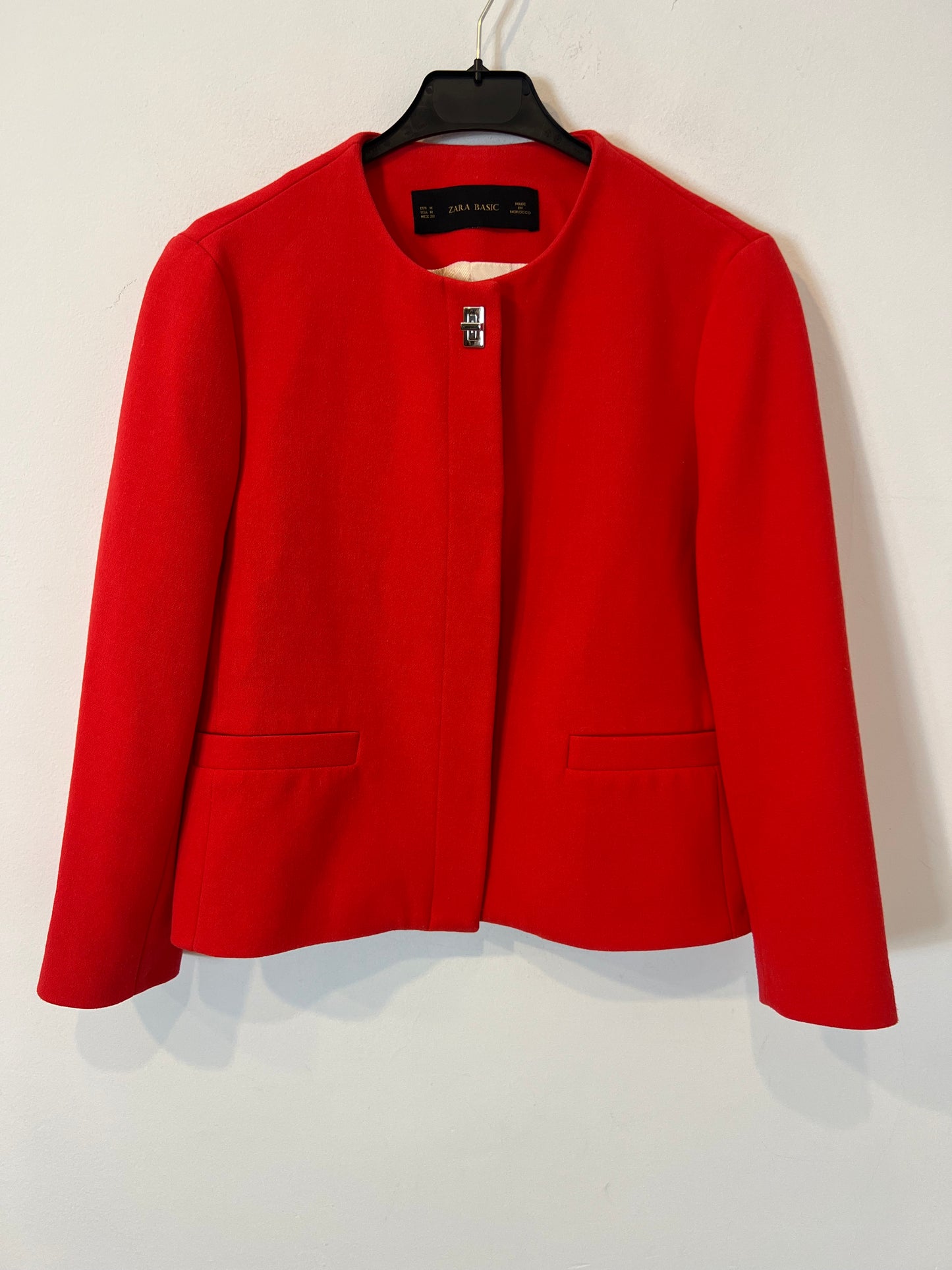 ZARA. Chaqueta roja detalle cierre. T M