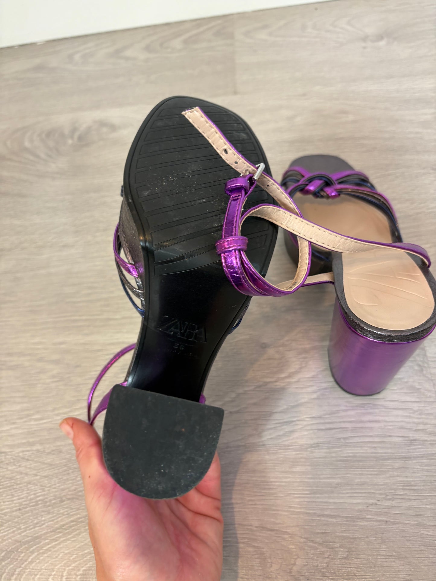 ZARA. Sandalia plataforma tonos metalizados. T 38