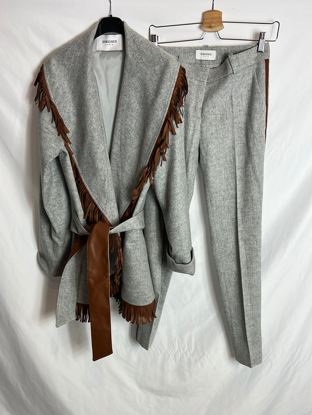 GEORGES RECH. Total look gris jaspeado y flecos en piel. T 36
