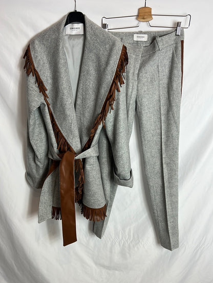 GEORGES RECH. Total look gris jaspeado y flecos en piel. T 36