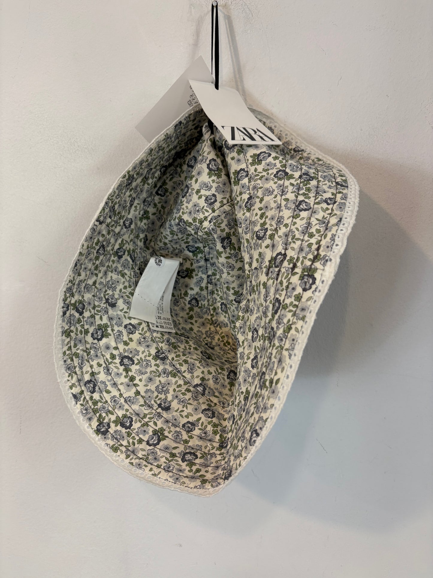 ZARA. Sombrero flores reversible