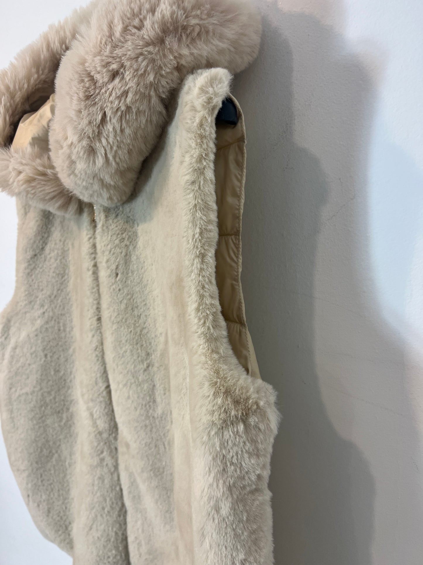 EMME MARELLA. Chaleco pelo beige T.38