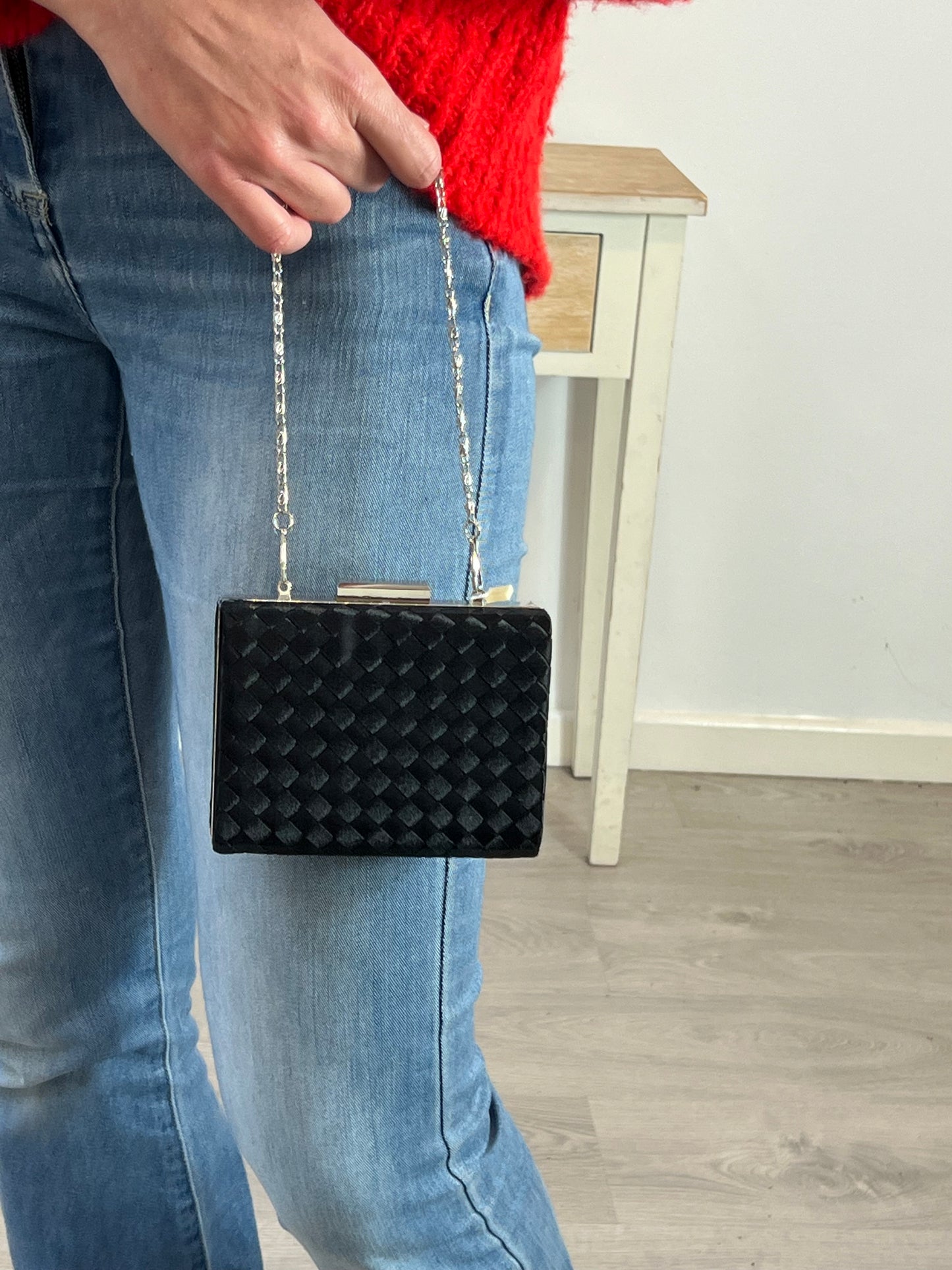 OTRAS. bolso mini negro trenzado