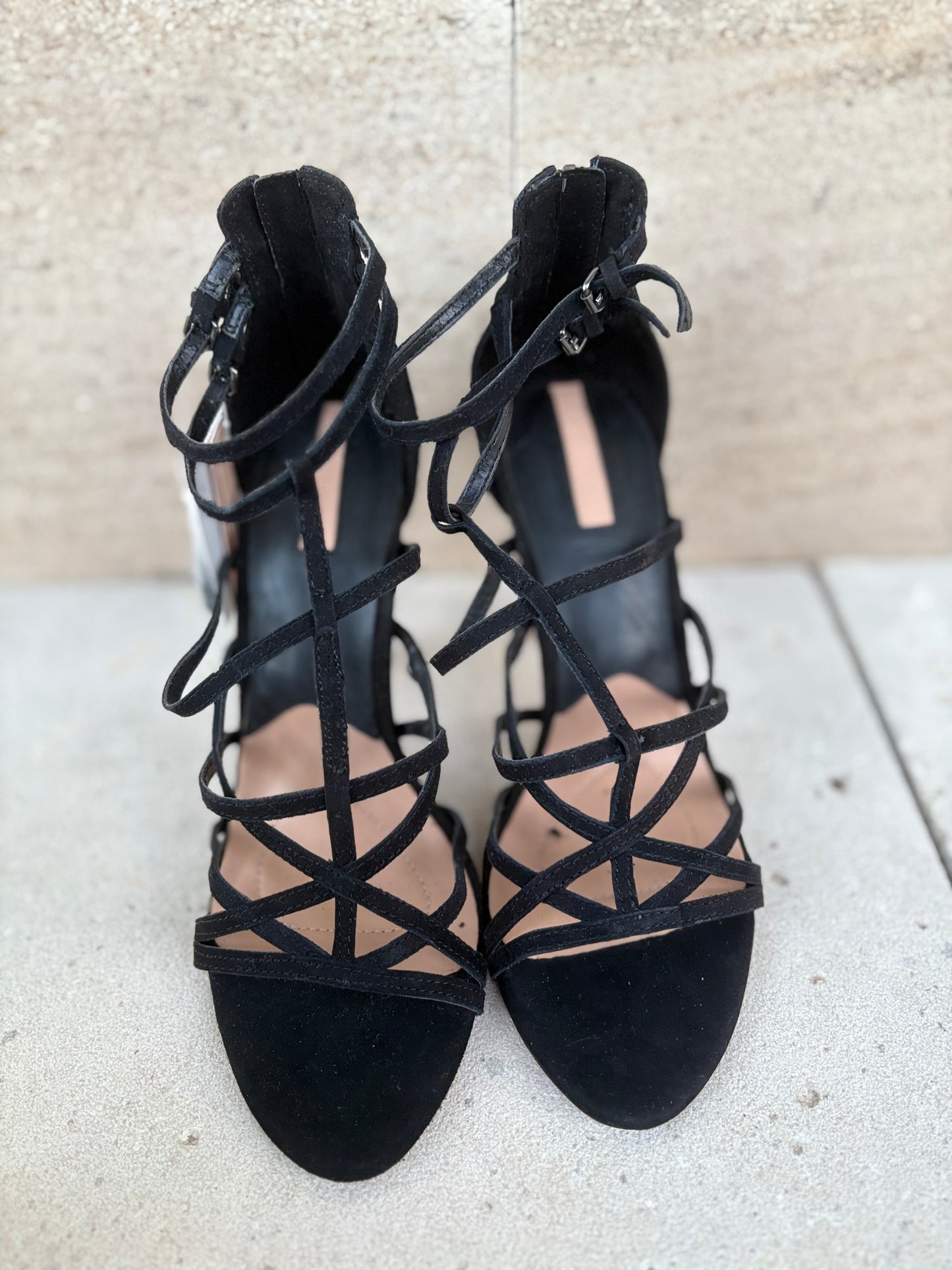 STRADIVARIUS . Sandalia negra tiras.T 37