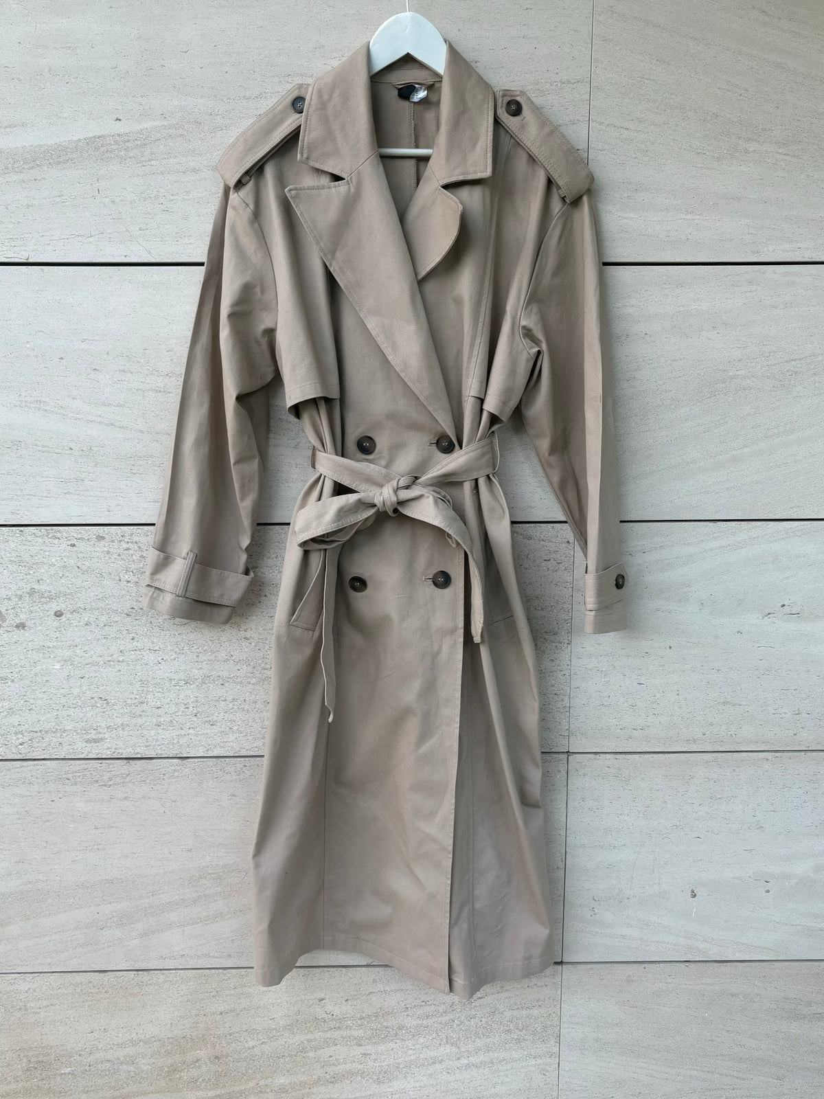 H&M. Gabardina larga beige