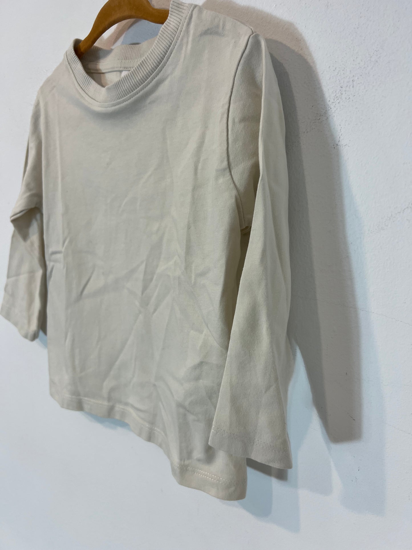 ZARA. Pack 3 camisetas algodón tonos tierra. T 9-12 meses