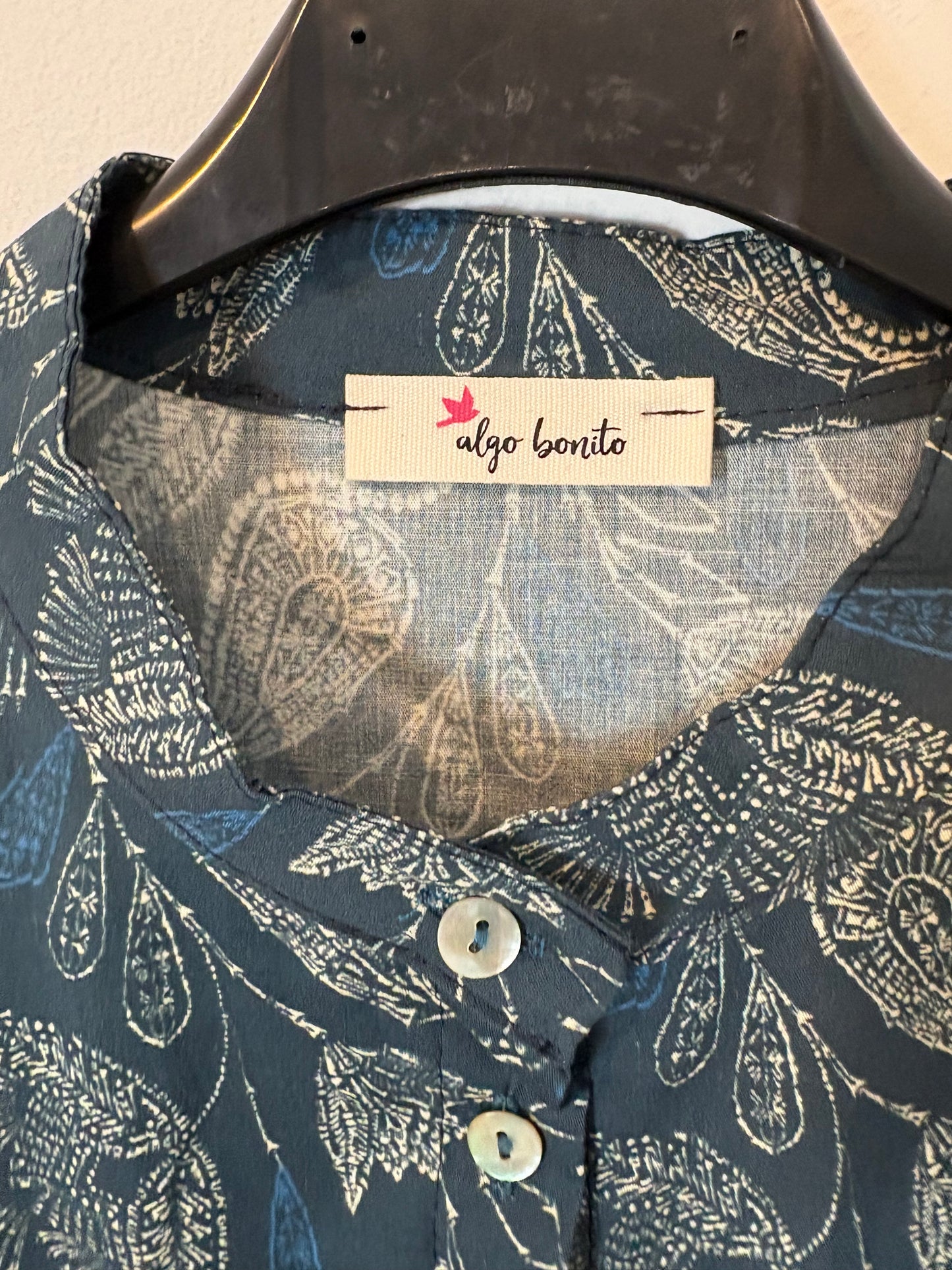 ALGO BONITO. Blusa estampada verdes. T S