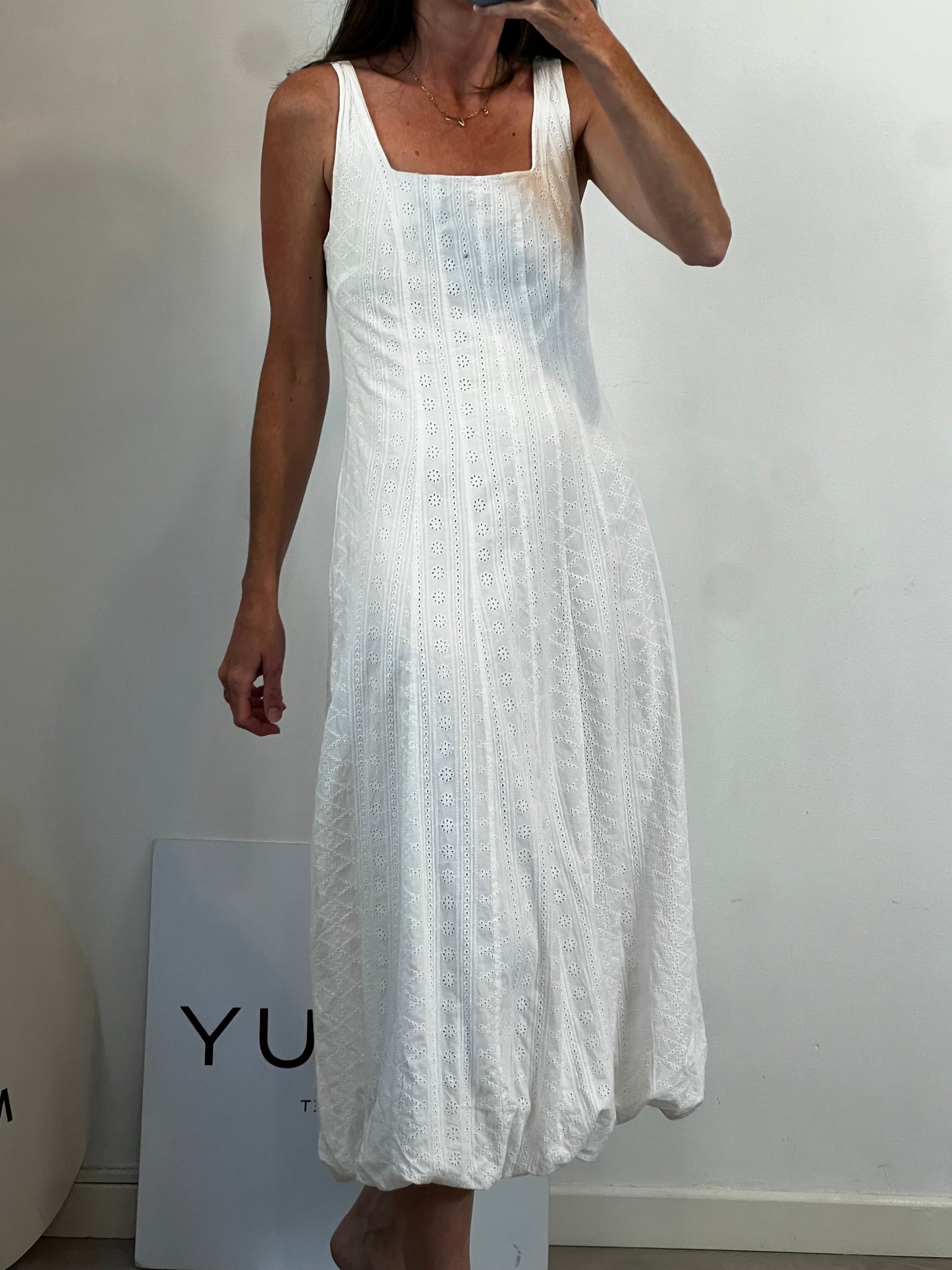 MANGO. Vestido midi blanco troquelado
