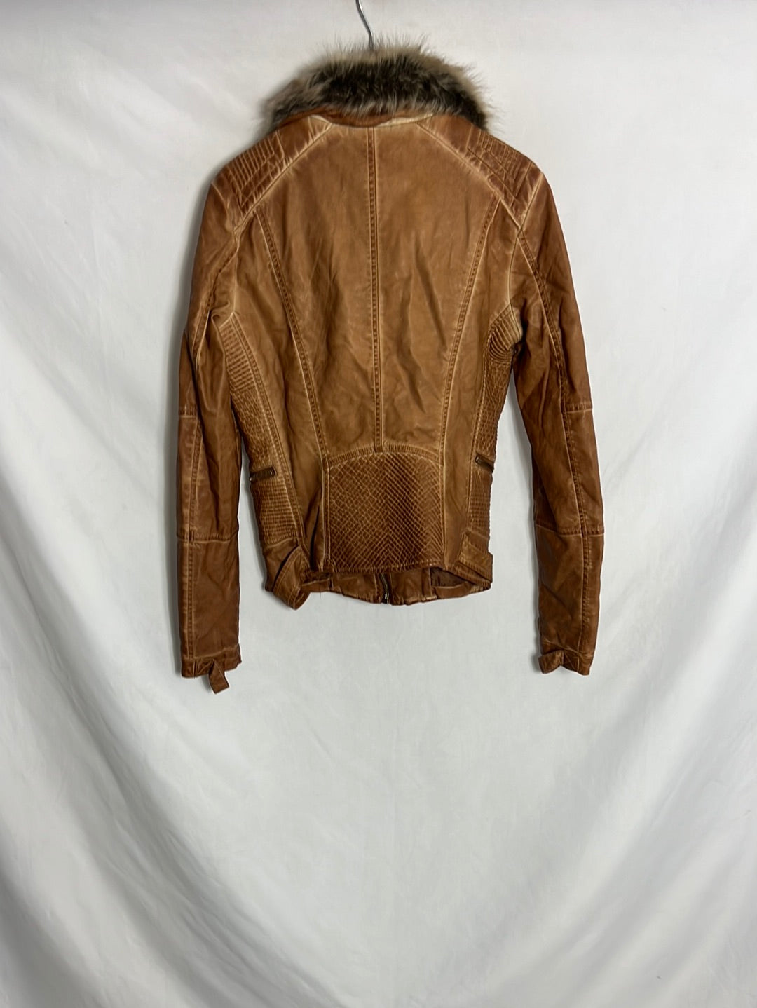 BERSHKA. Cazadora camel efecto piel. T M