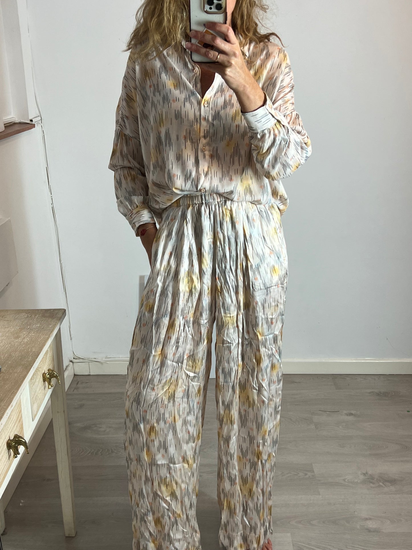 SESSÚN. Total look beige estampado T.s