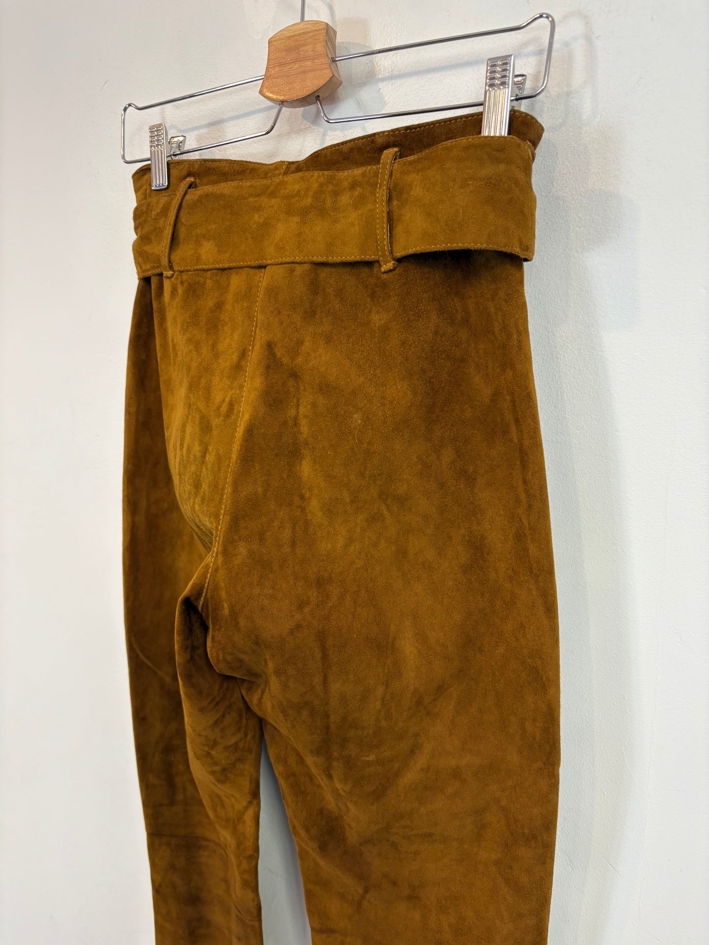 MON & PAU. Pantalón piel vuelta camel