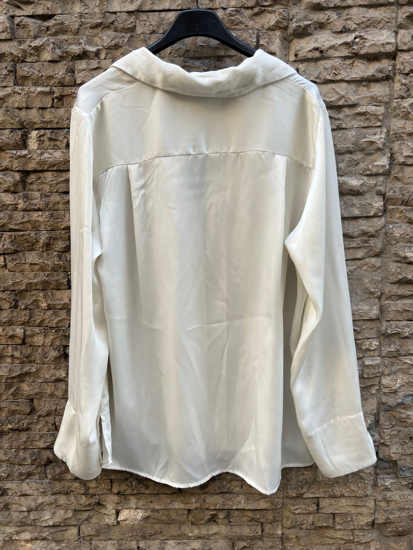 H&M. Blusa fluida satinada color crudo. T M