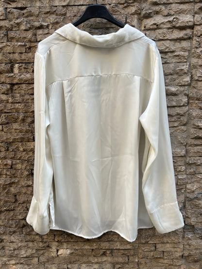 H&M. Blusa fluida satinada color crudo. T M