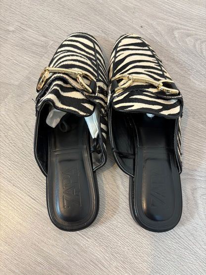 ZARA. Mules animal print textura. T 38