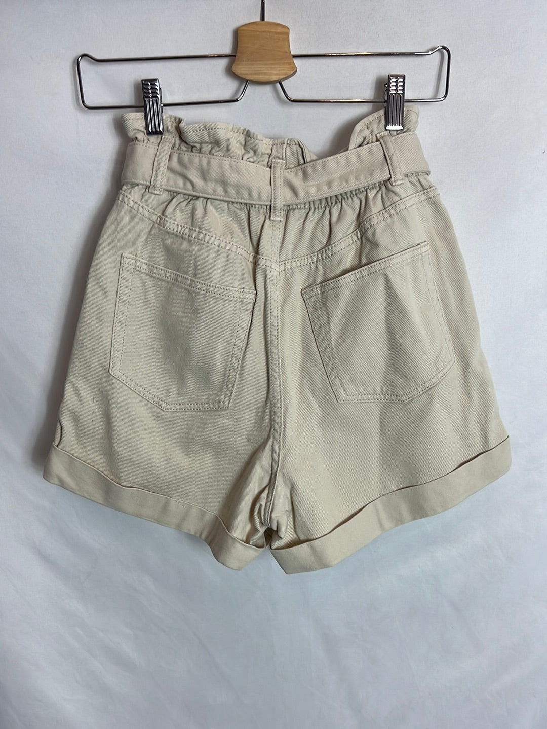 H&M. Pantalón corto denim beige. T 36
