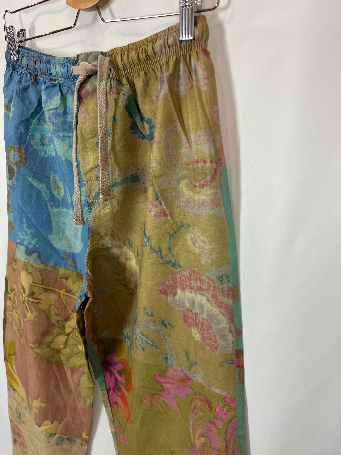 ZARA. Pantalón algodón estampado. T S