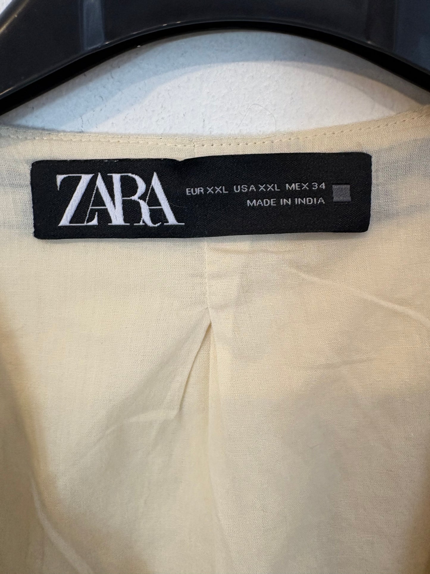 ZARA. Chaleco beige bordado azul