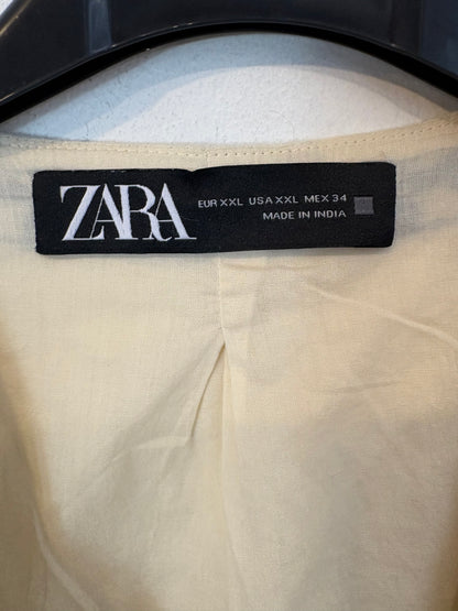 ZARA. Chaleco beige bordado azul