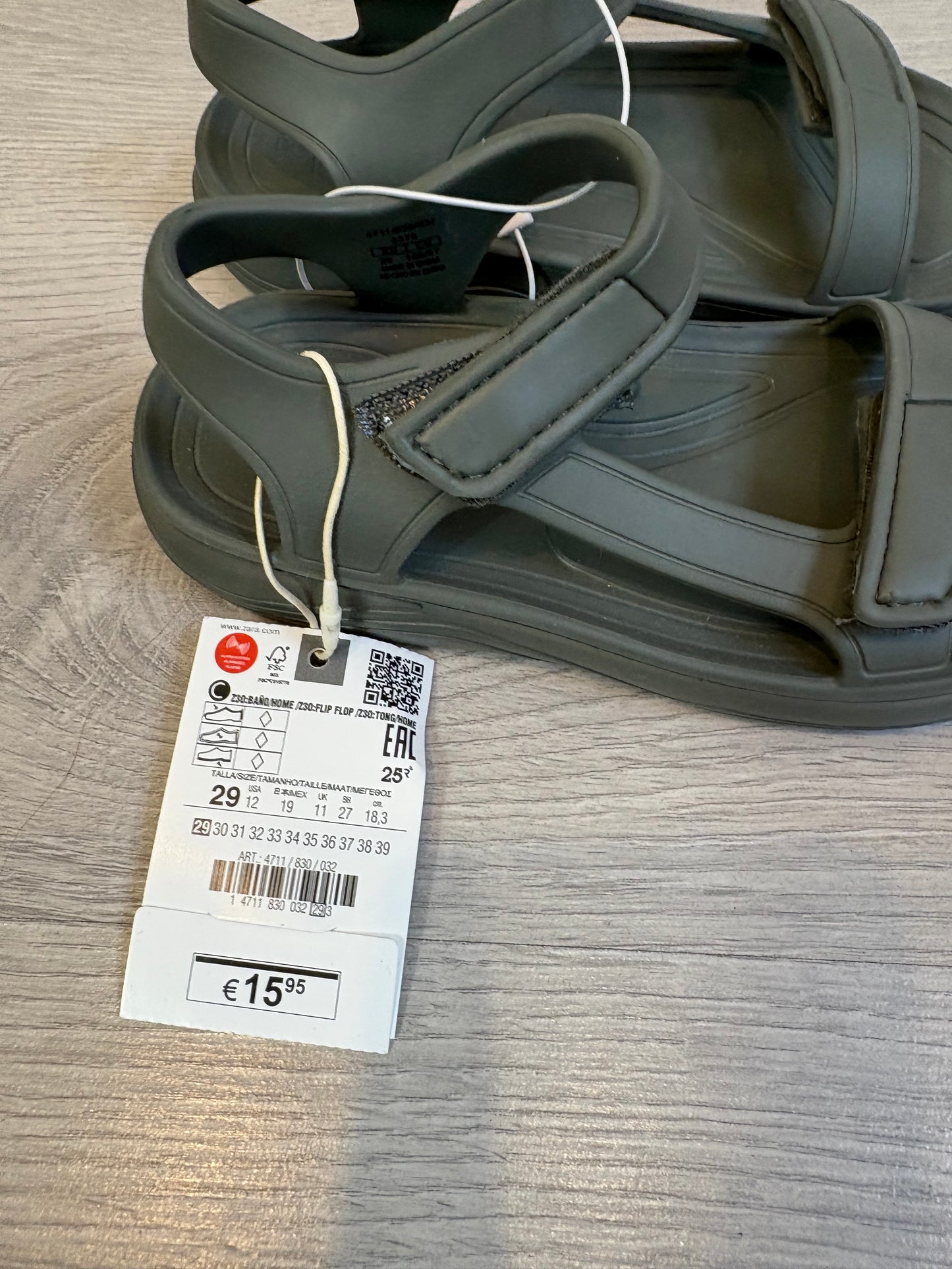 ZARA. Zapatillas goma y velcro. T 29