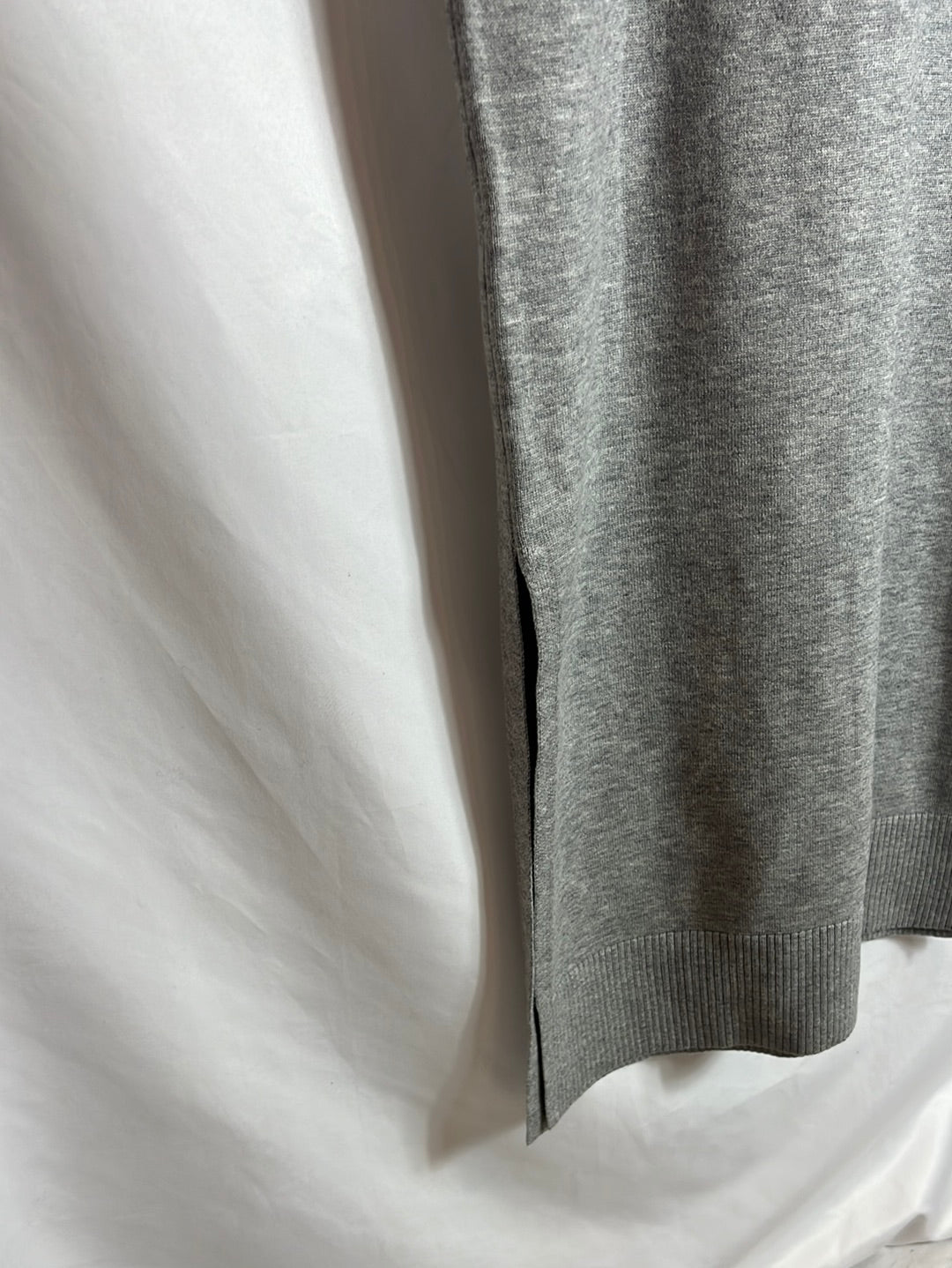 MANGI. Vestido midi gris punto apertura. T XS