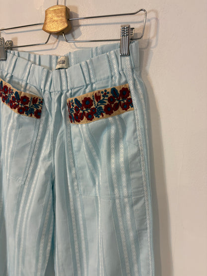 JOSEPHINE. Conjunto azul claro detalles bordados
