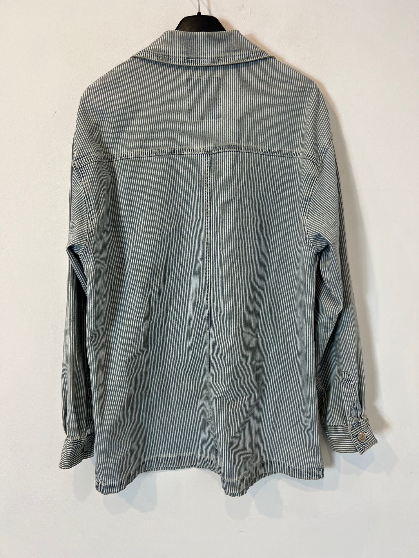 PULL&BEAR. Chaqueta rayas bolsillos. T S