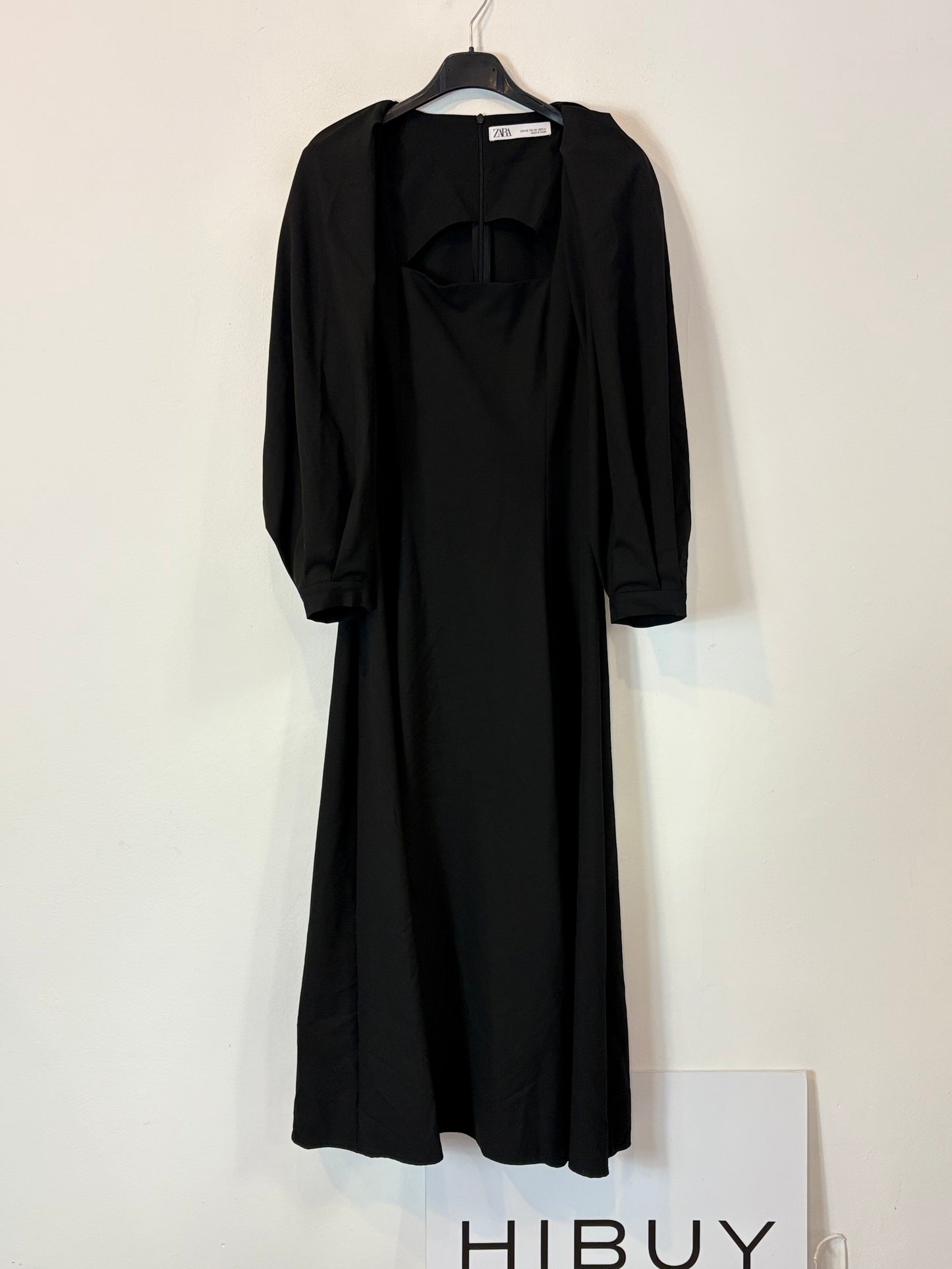 ZARA. Vestido midi  negro detalle escote y manga