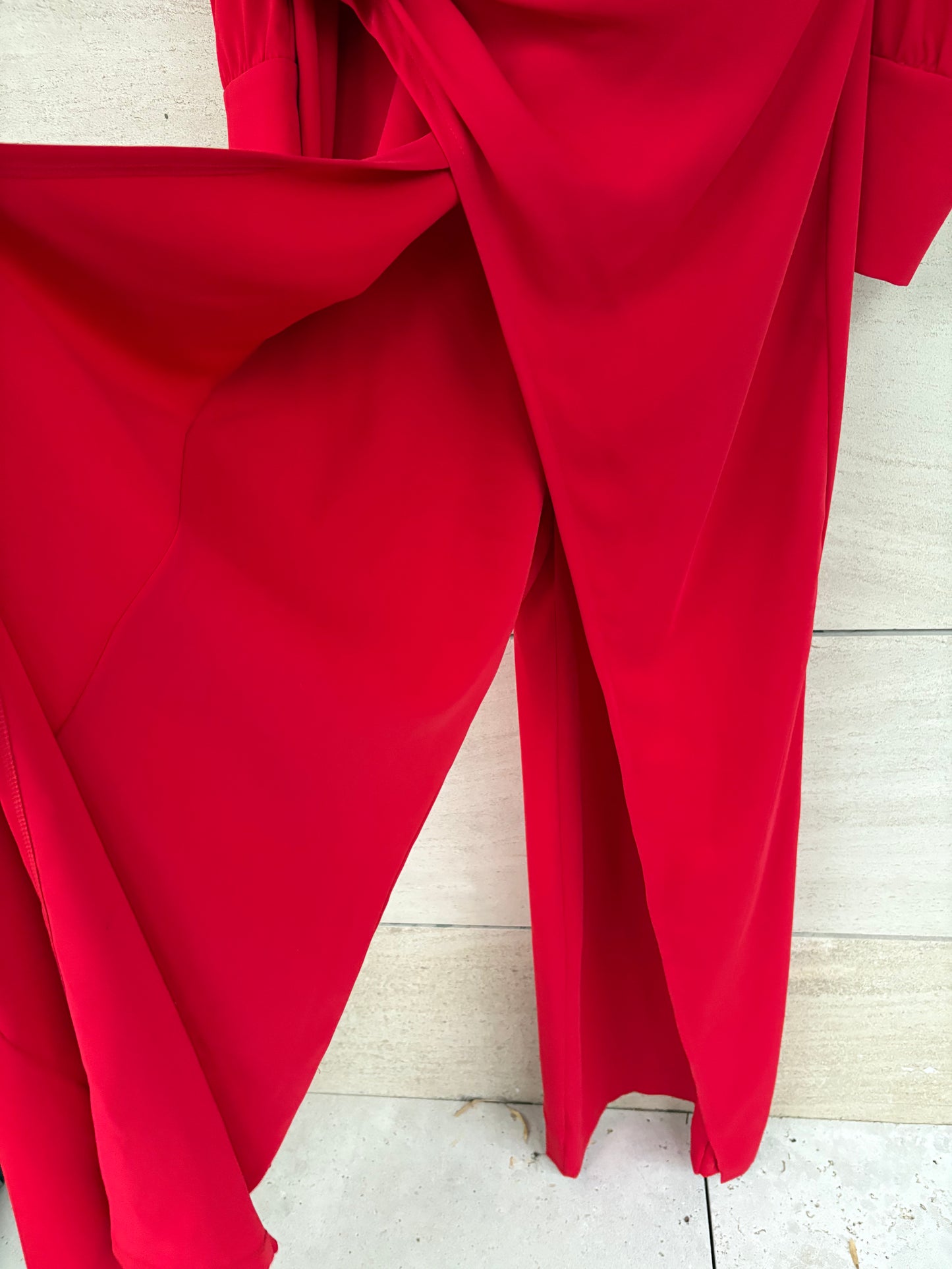 CONCHITA SAIZ. Mono largo rojo efecto vestido