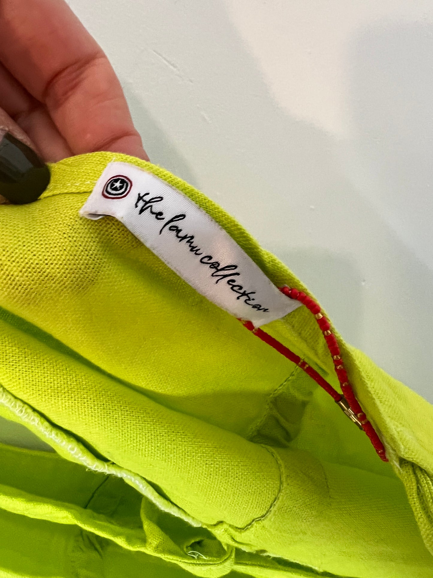 THE LAMU COLLECTION. Vestido asimétrico verde lima. T U (M/L)