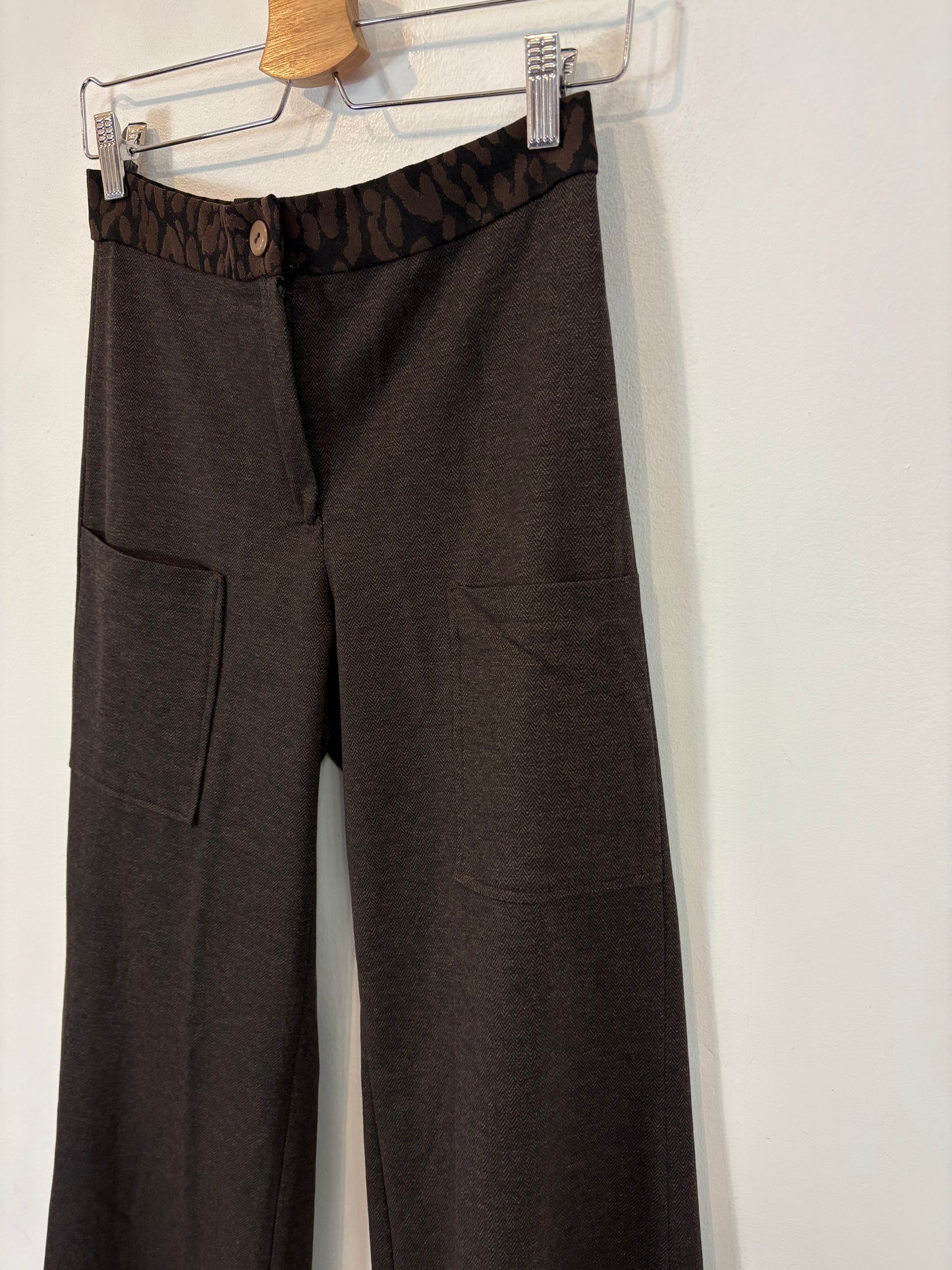 ERRE. Pantalón marrón espiga animal print