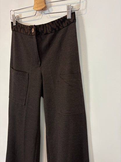 ERRE. Pantalón marrón espiga animal print