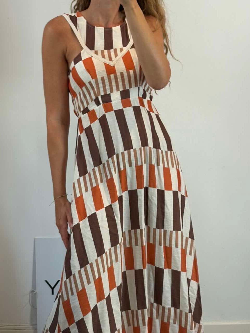Vestido midi fluido escote geométrico