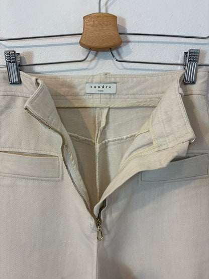 SANDRO. Pantalón color crudo pata ancha