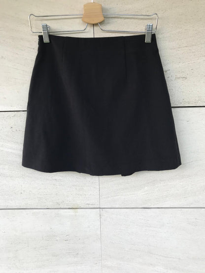 ZARA. Falda negra tablas