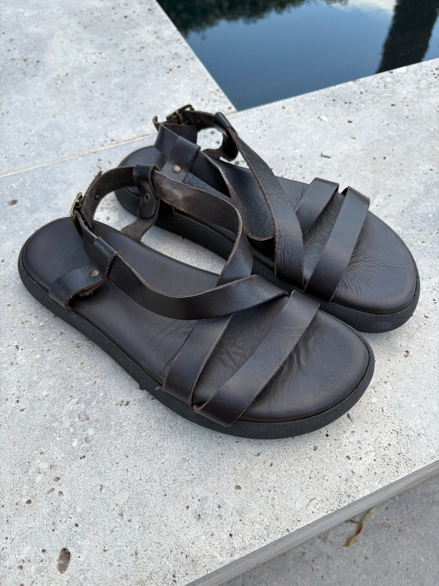 BALTEI STUDIO. Sandalias diseño cuero