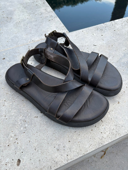 BALTEI STUDIO. Sandalias diseño cuero