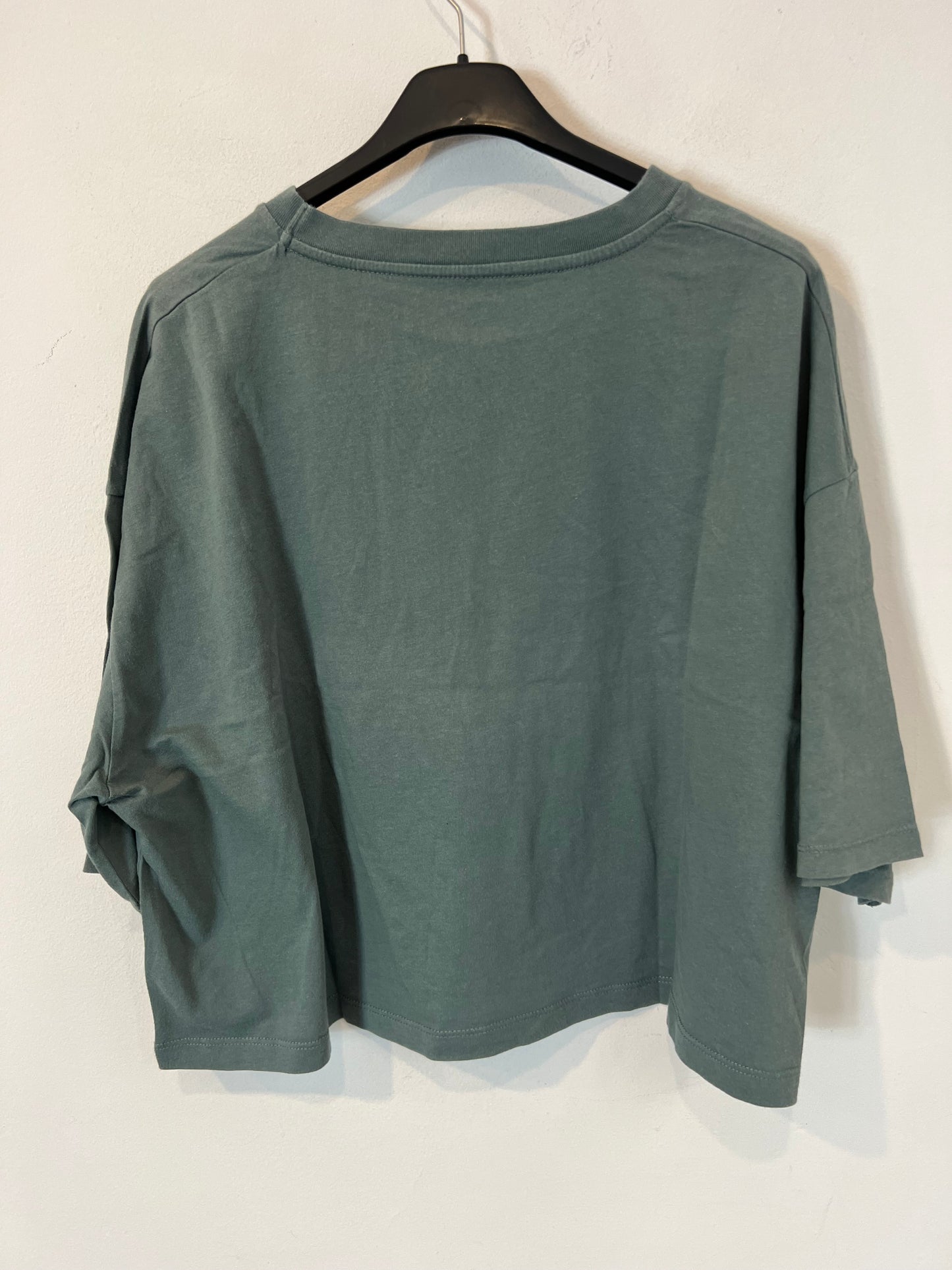PULL&BEAR. Camiseta azul crop dibujo. T L