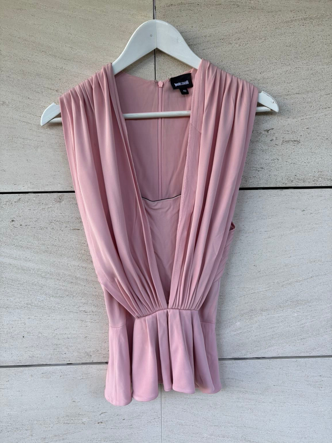 JUST CAVALLI. Top rosa  claro detalle escote
