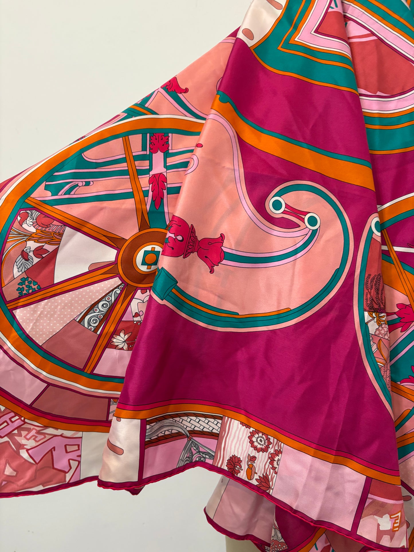 HERMÉS. Pañuelo rosa estampado