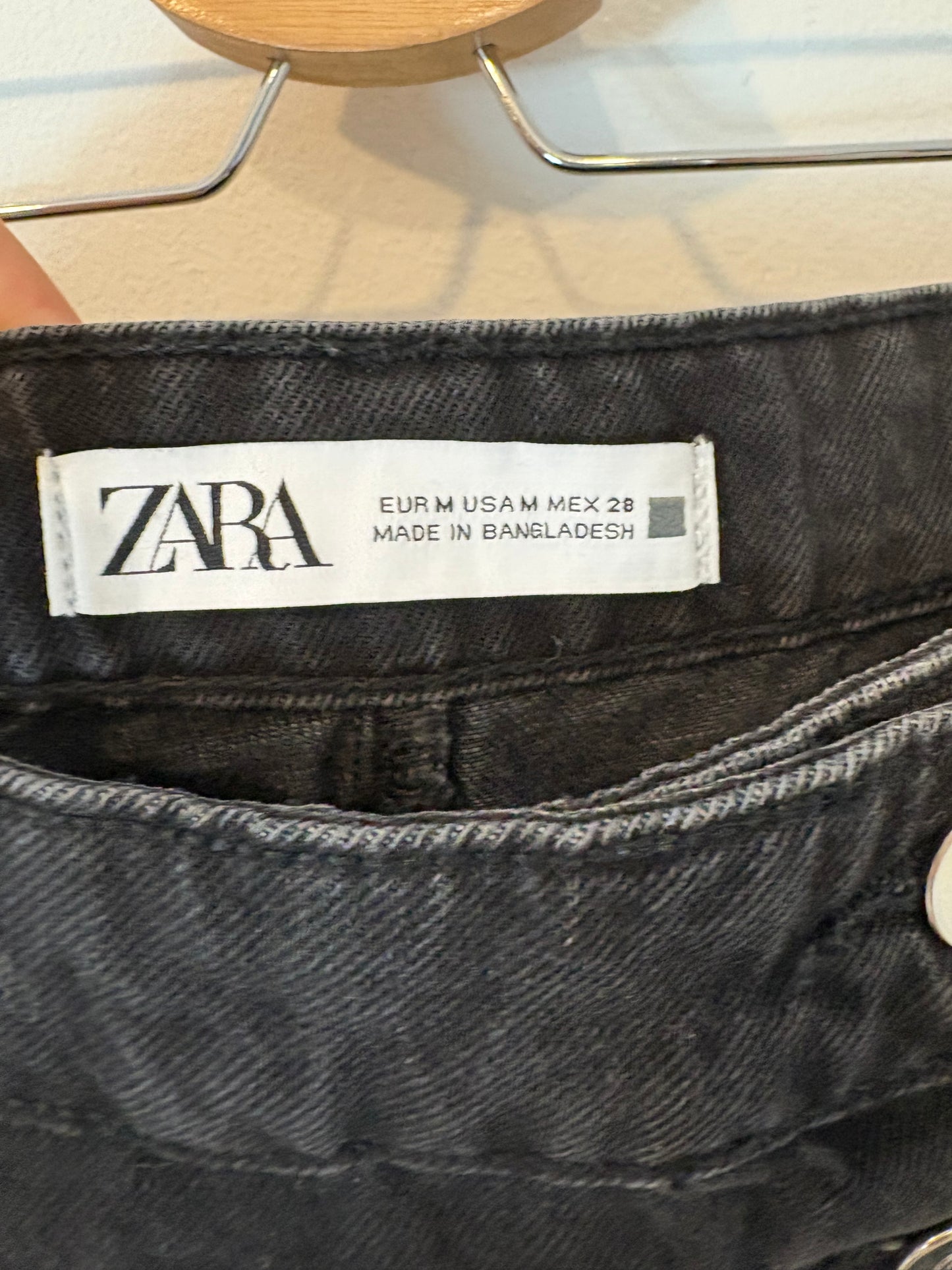 ZARA. Falda pantalón denim negro. T M