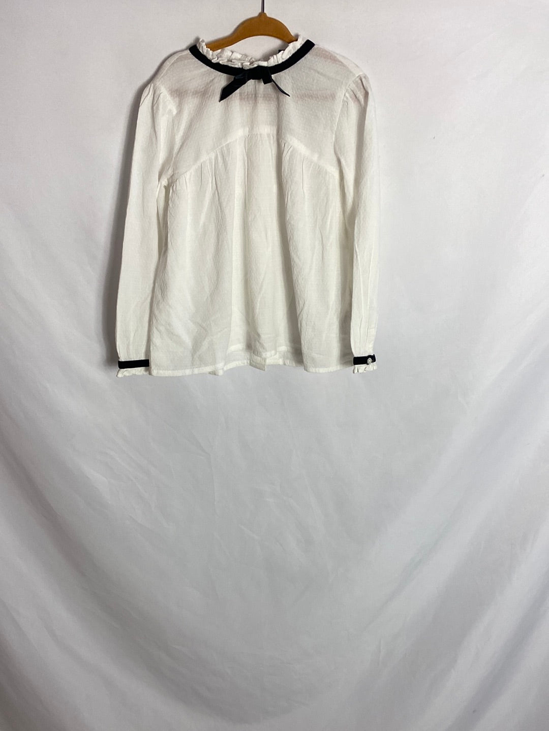 GOCCO. White blouse with bow neck. Ages 4-5