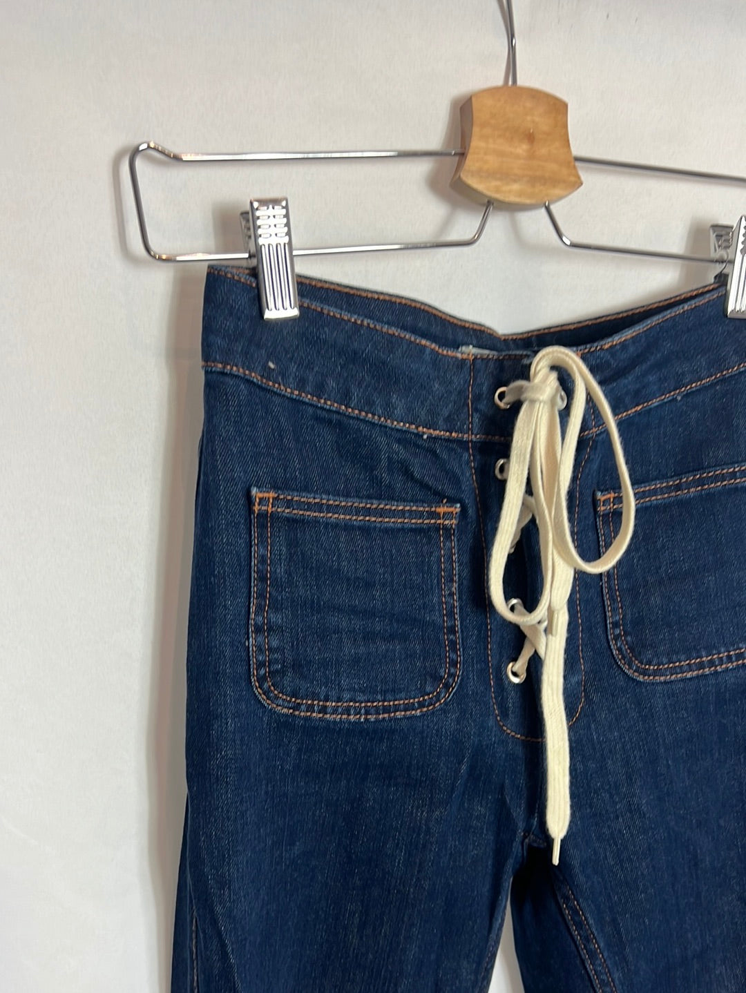 ZARA. Pantalón vaquero cuerdas T.34