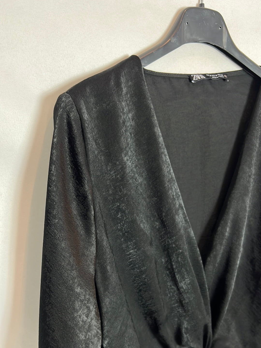 ZARA. Top textura negro nudo. T M