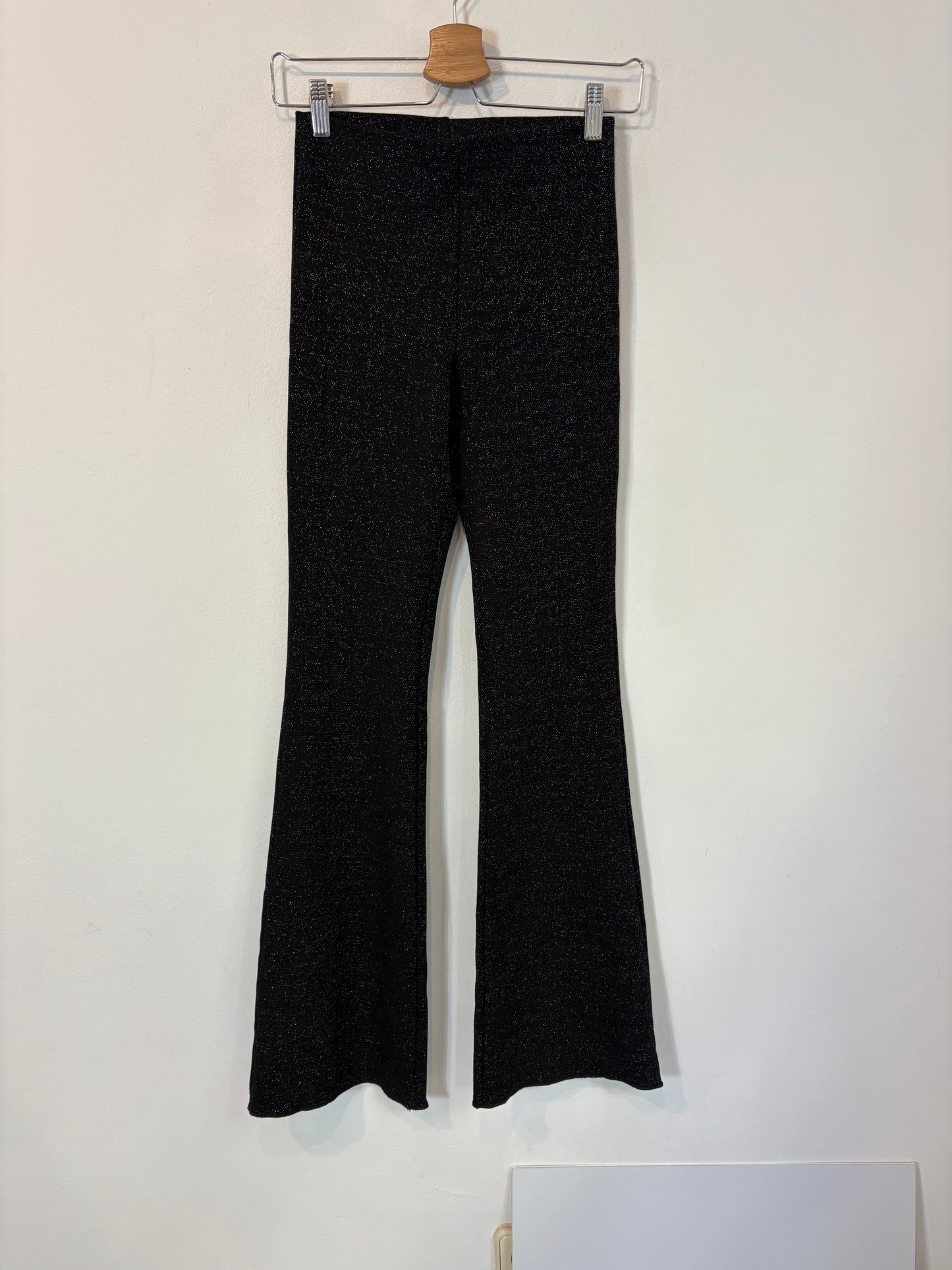 ZARA. Pantalón punto hilos dorados